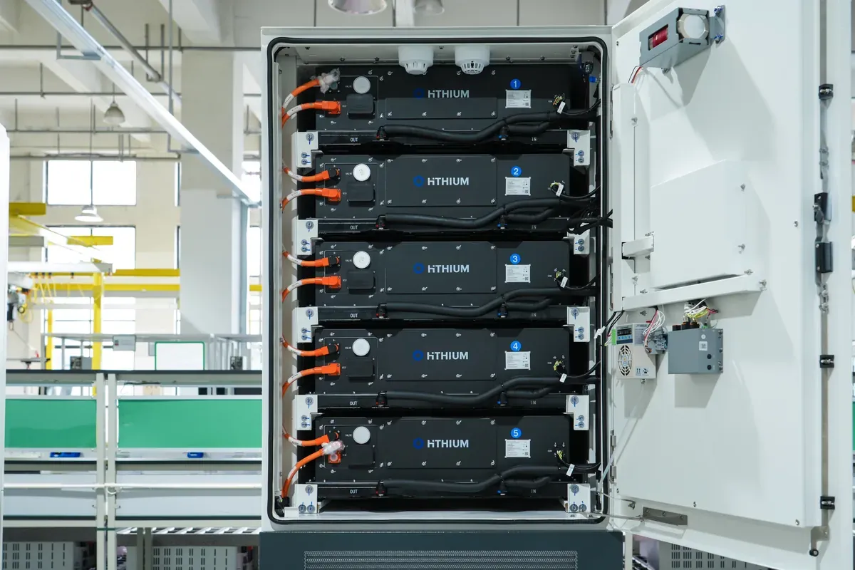 Detailansicht der Batteriemodule in einem Hithium-DC-Schrank