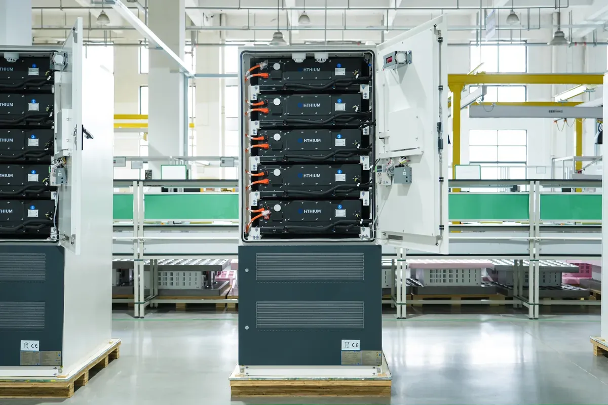 Frontansicht in einen geöffneten Hithium-DC-Batterieschrank