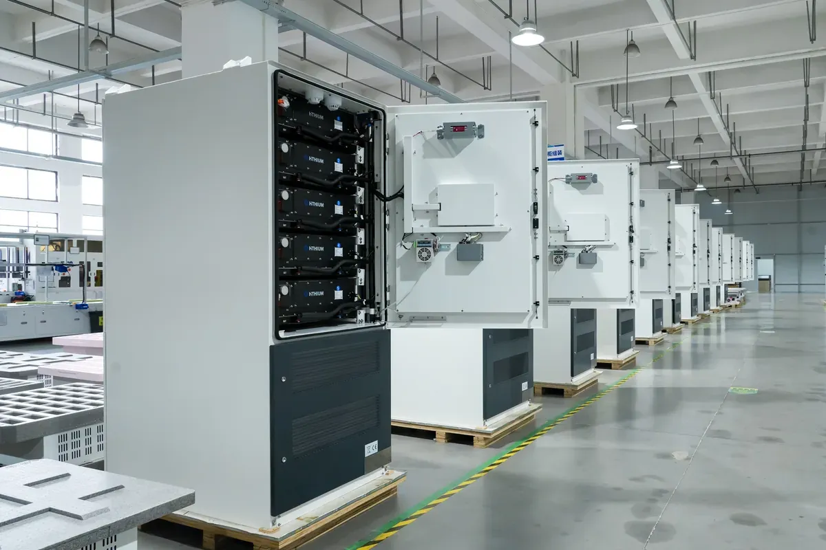 Geöffnete Hithium-DC-Schränke mit sichtbaren Batteriemodulen