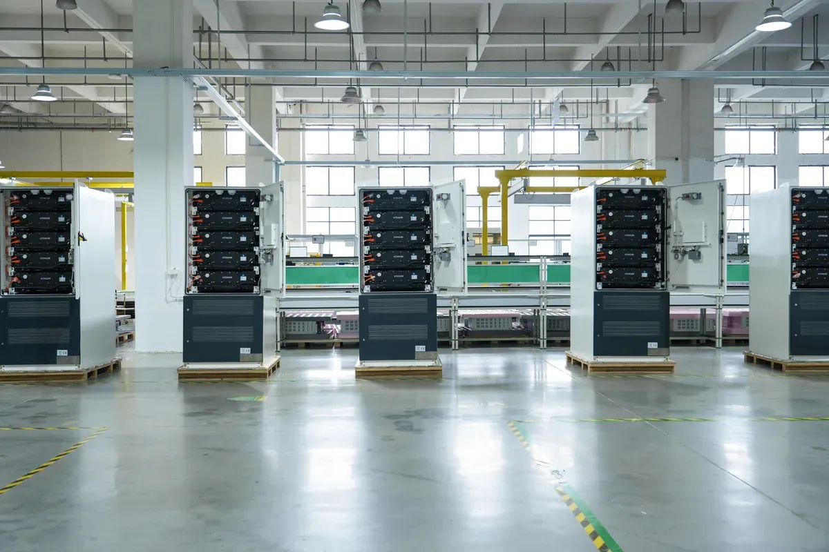 Mehrere geöffnete Hithium-DC-Batterieschränke bei der technischen Prüfung