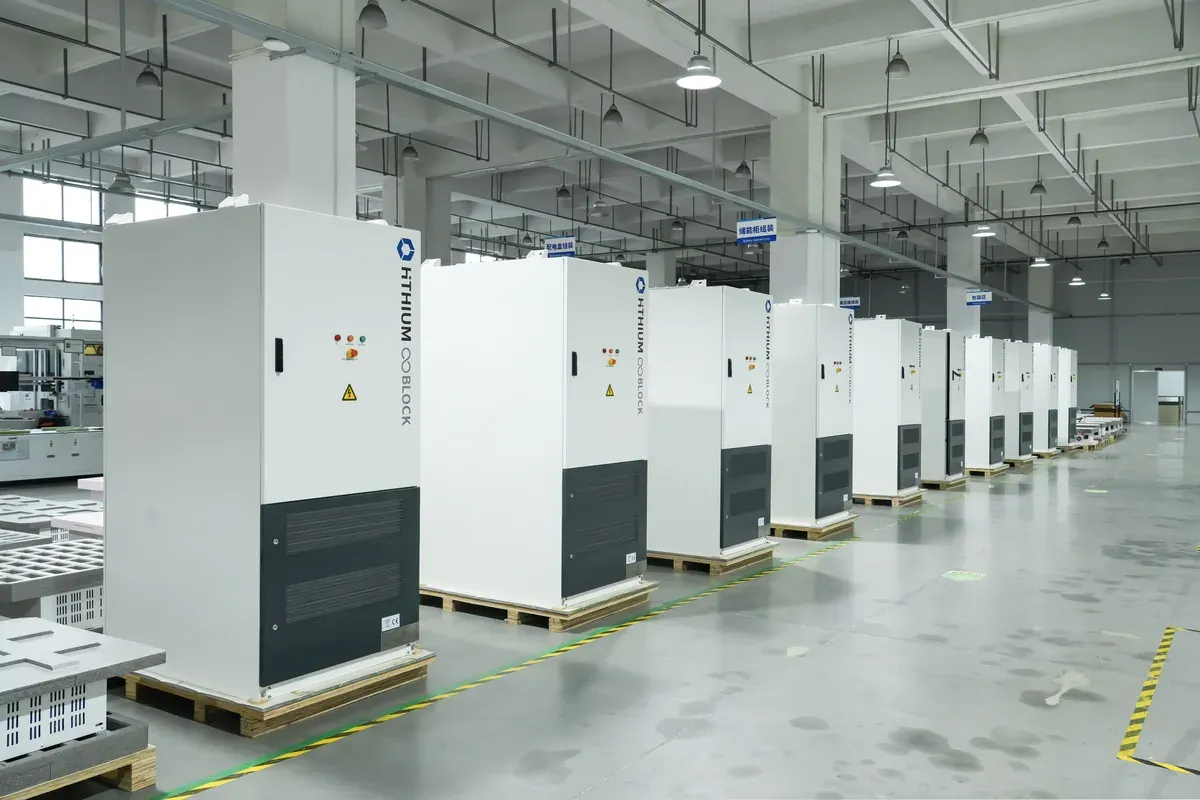 Reihen geschlossener Hithium-DC-Batterieschränke in der Fertigung