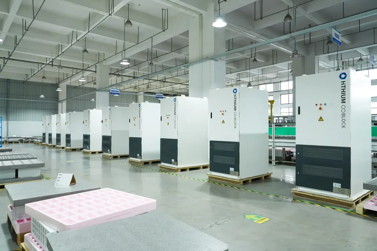 Mehrere Hithium-DC-Batterieschränke in der Fertigungshalle