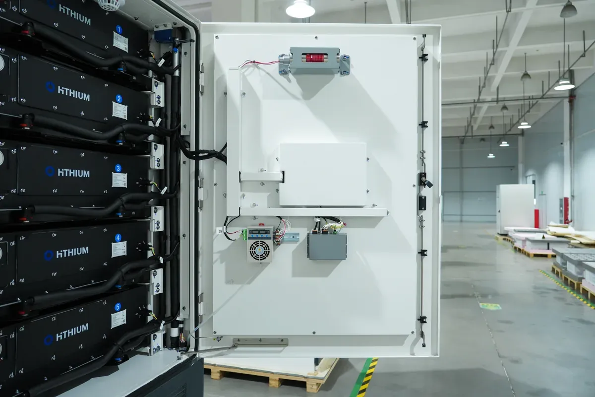 Servicezugang und interne Bauteile eines Hithium-DC-Schranks