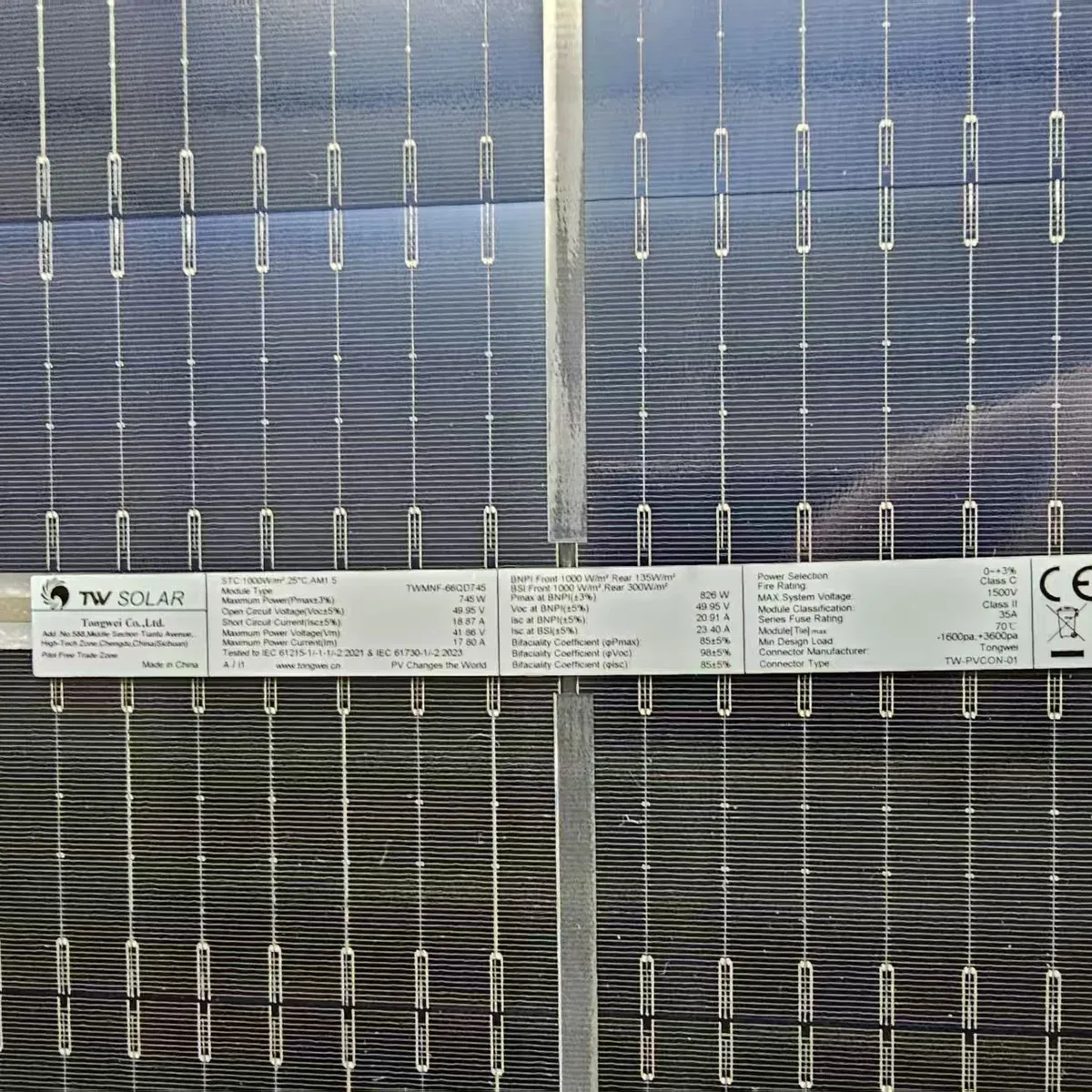 Typenschild eines Tongwei-TWMNF-66QD-Solarmoduls mit 745 W